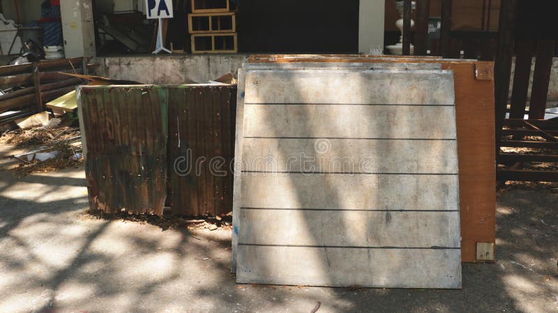 Muestra de madera rústica del espacio en blanco del tablero blanco con las líneas y Rusty Green Corrugated Metal pintados foto de archivo libre de regalías Muestra de madera rústica del espacio en blanco del tablero blanco con las líneas y Rusty Green Corrugated Metal pintados foto de archivo libre de regalías