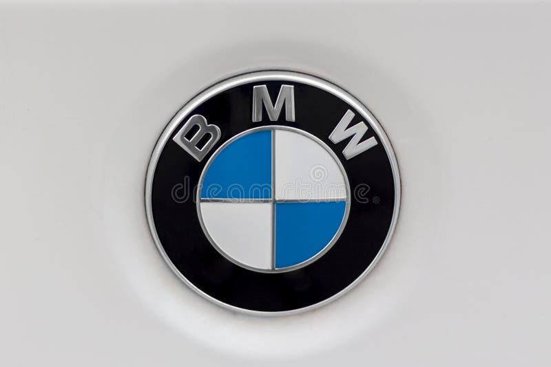 Muestra de un logotipo de BMW en el coche blanco