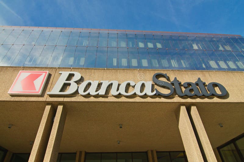 muestra-del-bancastato-que-cuelga-en-la-sede-bellinzona-suiza-de-octubre-el-banco-o-banca-dello-stato-cantone-ticino-es-un-201584135.jpg