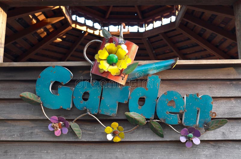 Pared adornada del jardín foto de archivo. Imagen de hanging - 59992980