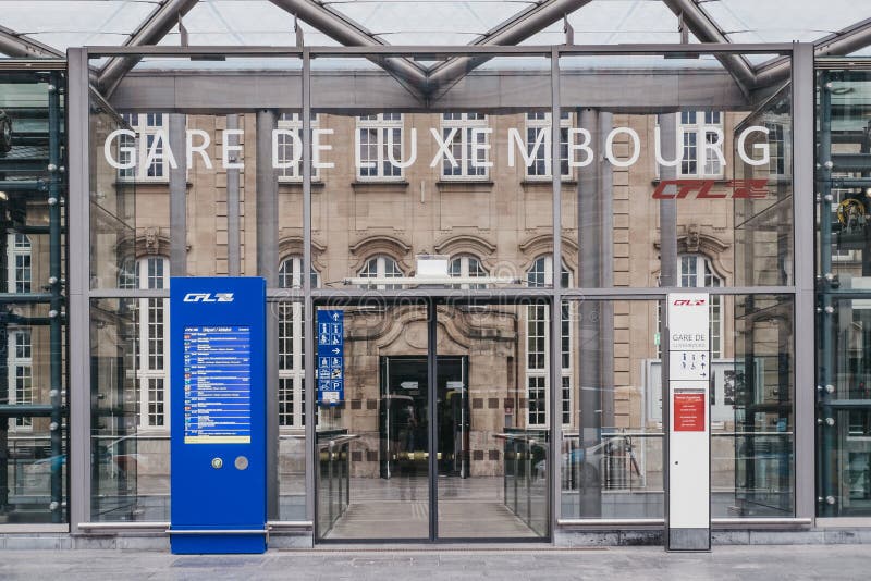 Muestra del nombre de la estación en la entrada del ferrocarril de Gare de Luxemburgo imágenes de archivo libres de regalías Muestra del nombre de la estación en la entrada del ferrocarril de Gare de Luxemburgo imágenes de archivo libres de regalías