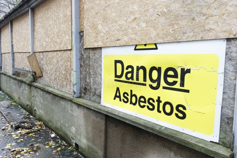 Muestra del peligro del amianto en la restauración del sitio de la construcción de edificios del edificio viejo