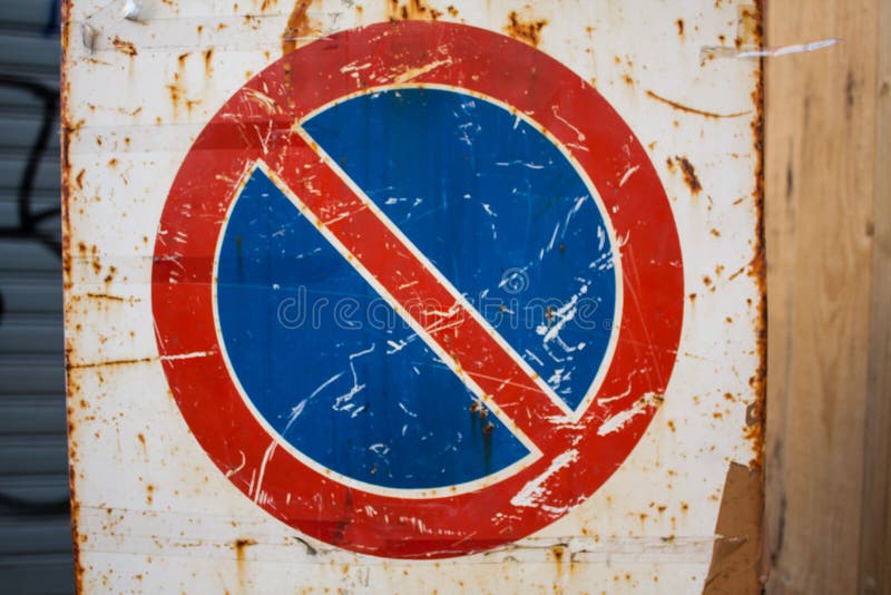 Muestra del tráfico por carretera del vintage muestra oxidada envejecida del estacionamiento prohibido del grunge imagenes de archivo Muestra del tráfico por carretera del vintage muestra oxidada envejecida del estacionamiento prohibido del grunge imagenes de archivo