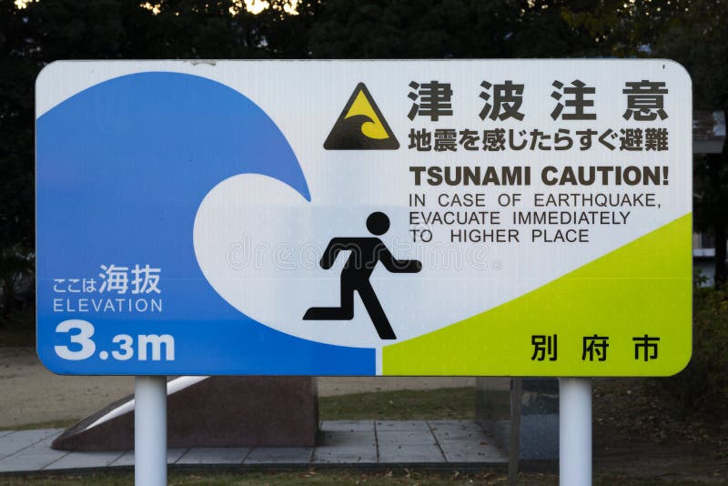 Muestra nacional con la precaución del tsunami puesta en cada ciudad cerca de la costa en Kyushu, Japón