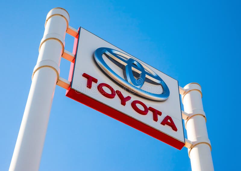 Muestra oficial de la representación de Toyota contra el backgrou del cielo azul fotos de archivo Muestra oficial de la representación de Toyota contra el backgrou del cielo azul fotos de archivo