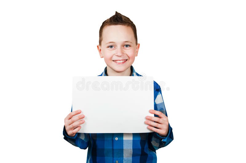 Muestra sonriente joven linda del espacio en blanco del control del muchacho del escolar con el espacio de la copia aislado en el