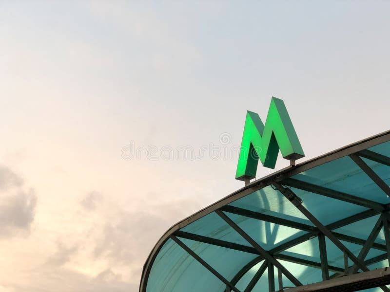 Muestra verde del metro en el visera de la entrada foto de archivo Muestra verde del metro en el visera de la entrada foto de archivo