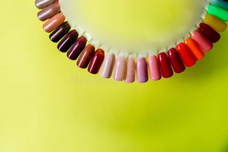 Muestras de esmalte de uñas en diferentes colores brillantes. manicura lacada de uñas coloridas. paleta de colores de gel polaco