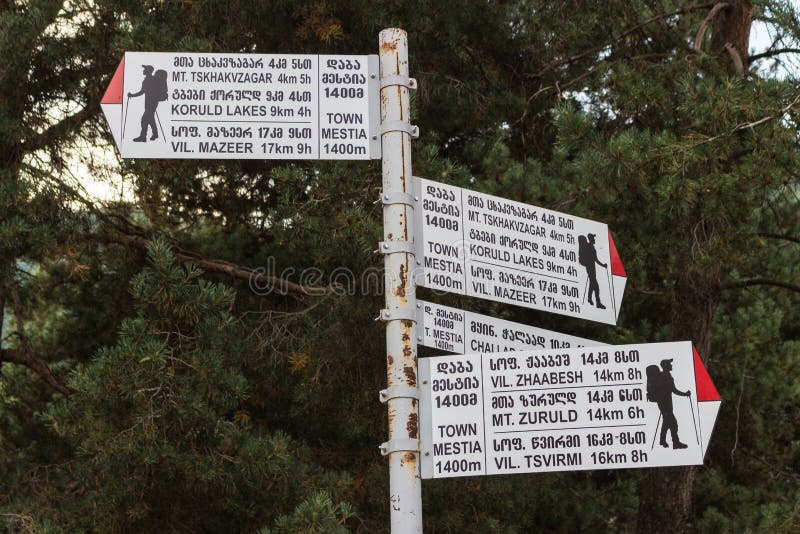 Muestras en pistas de senderismo en las montañas imagen de archivo libre de regalías Muestras en pistas de senderismo en las montañas imagen de archivo libre de regalías