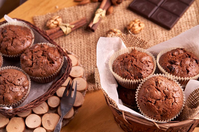 Muffin appena fatti in un canestro con le noci, mandorle, chocolat scuro e c'è una forcella vicino fotografie stock