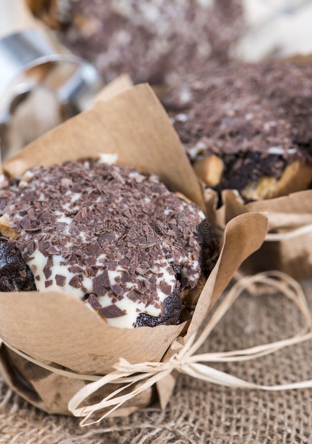 Muffin casalinghi del cioccolato fotografia stock libera da diritti Muffin casalinghi del cioccolato fotografia stock libera da diritti