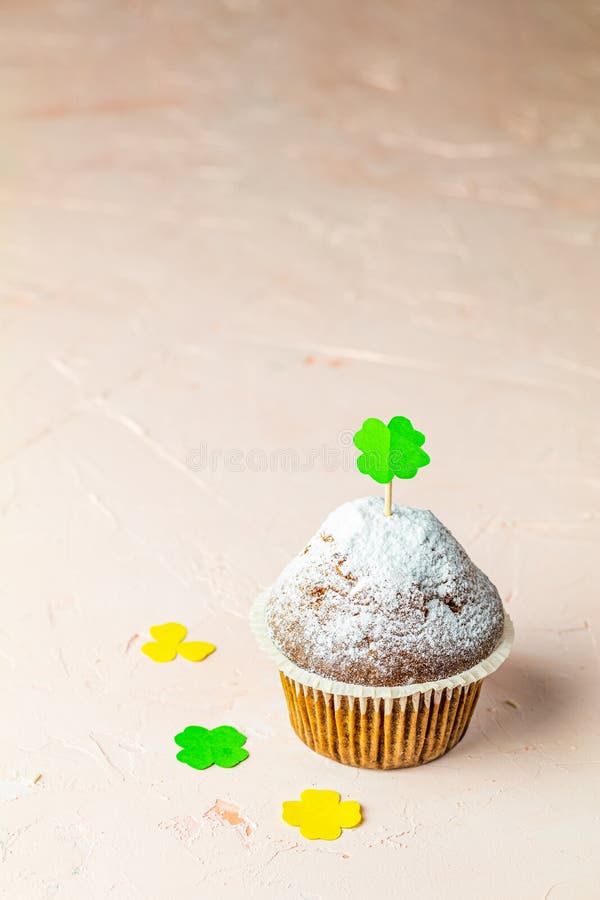 Muffin casalingo delizioso saporito sulla superficie di calcestruzzo della pietra di corallo vivente rosa-chiaro immagine stock Muffin casalingo delizioso saporito sulla superficie di calcestruzzo della pietra di corallo vivente rosa-chiaro immagine stock