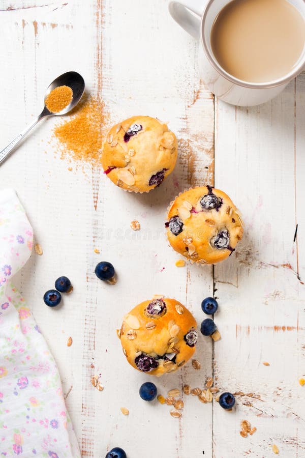 Muffin de blueberry caseiros com café fotografia de stock royalty free