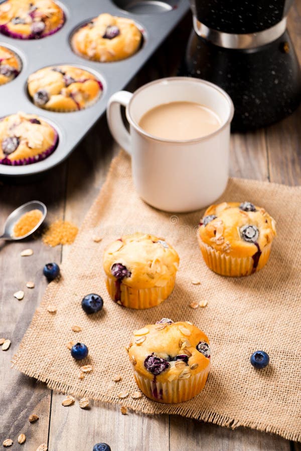 Muffin de blueberry com café para o café da manhã imagem de stock royalty free