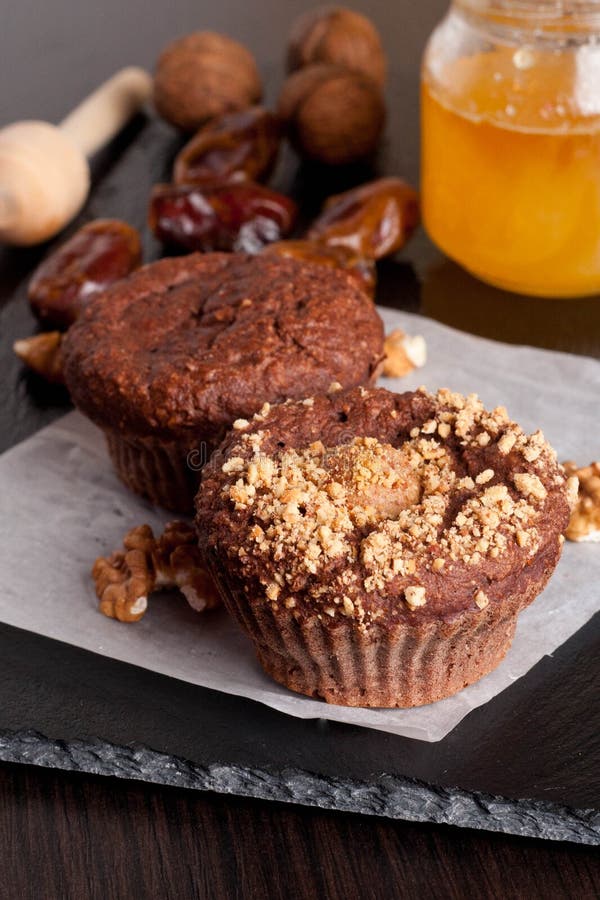 Muffin del cioccolato con i dadi, verticale, fine su immagine stock Muffin del cioccolato con i dadi, verticale, fine su immagine stock