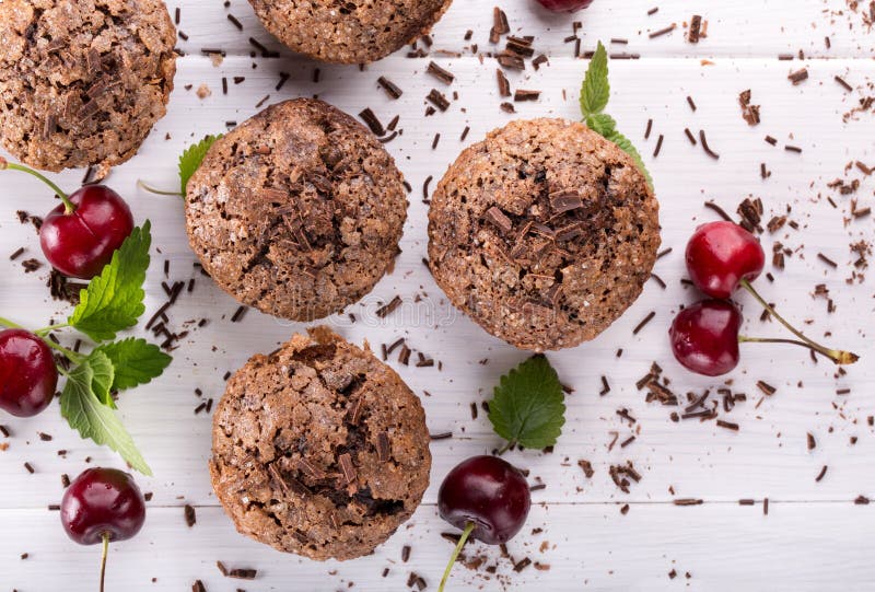Muffin del cioccolato con la crosta dello zucchero fotografia stock libera da diritti Muffin del cioccolato con la crosta dello zucchero fotografia stock libera da diritti
