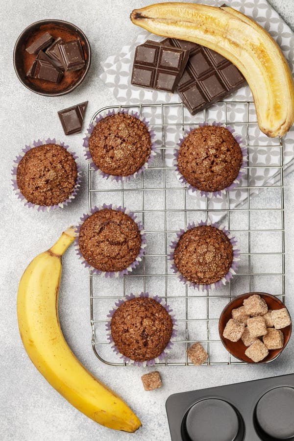 Muffin del cioccolato con la crosta dello zucchero e della banana sulla griglia di cottura Pasticceria casalinga fresca fotografia stock Muffin del cioccolato con la crosta dello zucchero e della banana sulla griglia di cottura Pasticceria casalinga fresca fotografia stock