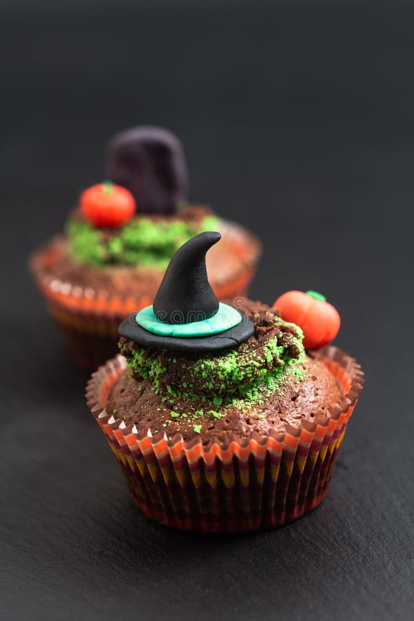 Muffin för nissen för allhelgonaaftonferiemat färgrik utsmyckad med witc royaltyfri fotografi Muffin för nissen för allhelgonaaftonferiemat färgrik utsmyckad med witc royaltyfri fotografi