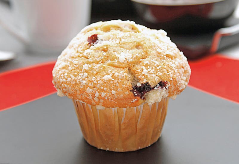 Muffin med choklad på en platta arkivfoton Muffin med choklad på en platta arkivfoton