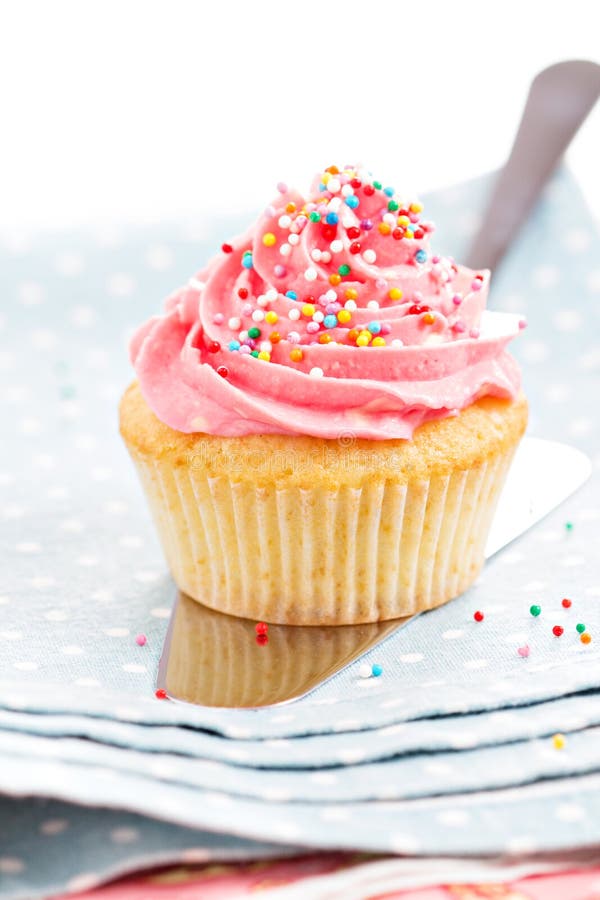 Muffin Med Glasyr På Kaka Och Stänk Arkivfoto Bild av sött, inget