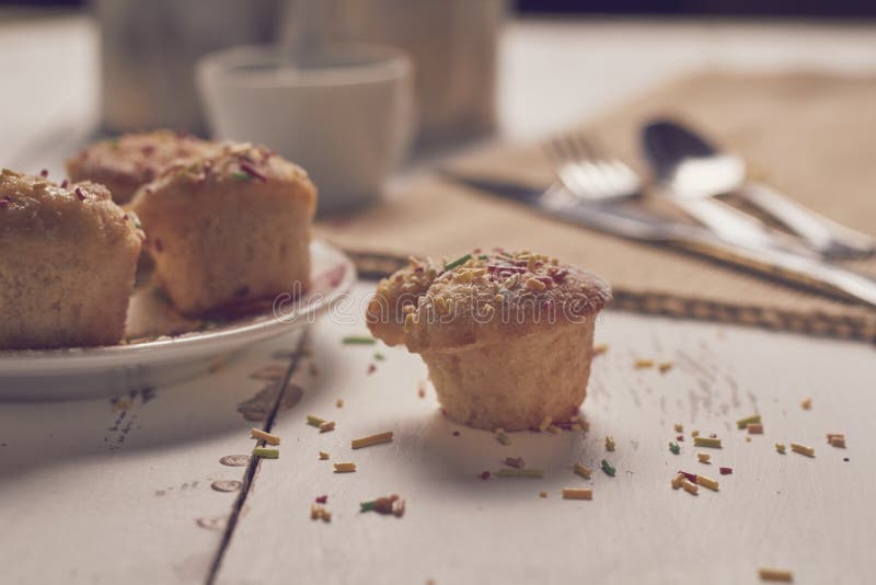 Muffin med söta chiper och kaffe arkivbilder Muffin med söta chiper och kaffe arkivbilder