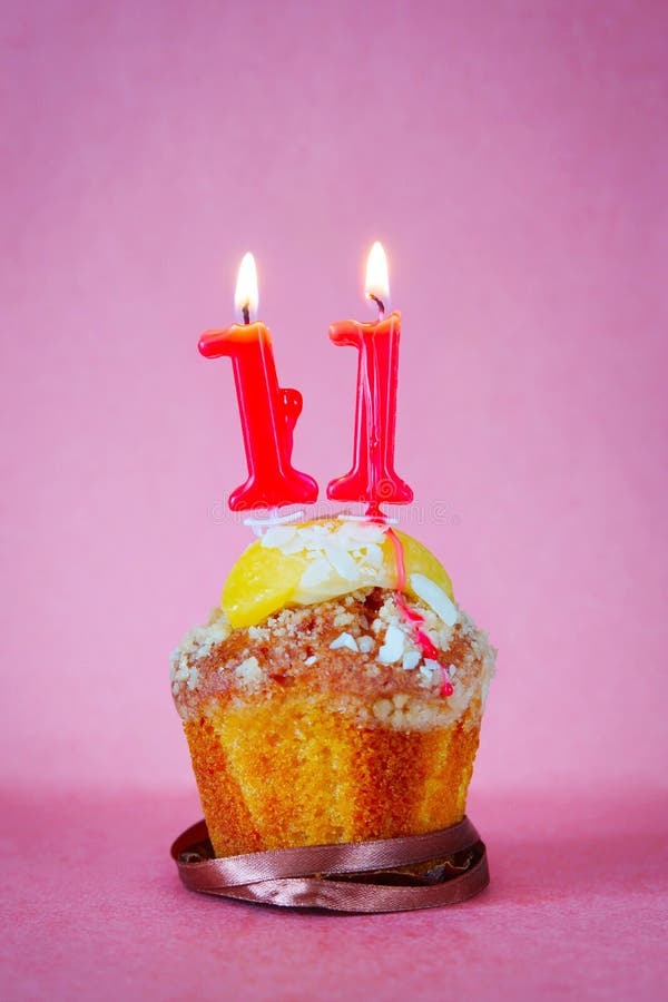 Muffin met het branden van verjaardagskaarsen als nummer elf stock foto's Muffin met het branden van verjaardagskaarsen als nummer elf stock foto's
