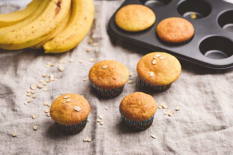 Muffin sani della banana del vegano con i fiocchi di avena fotografia stock Muffin sani della banana del vegano con i fiocchi di avena fotografia stock