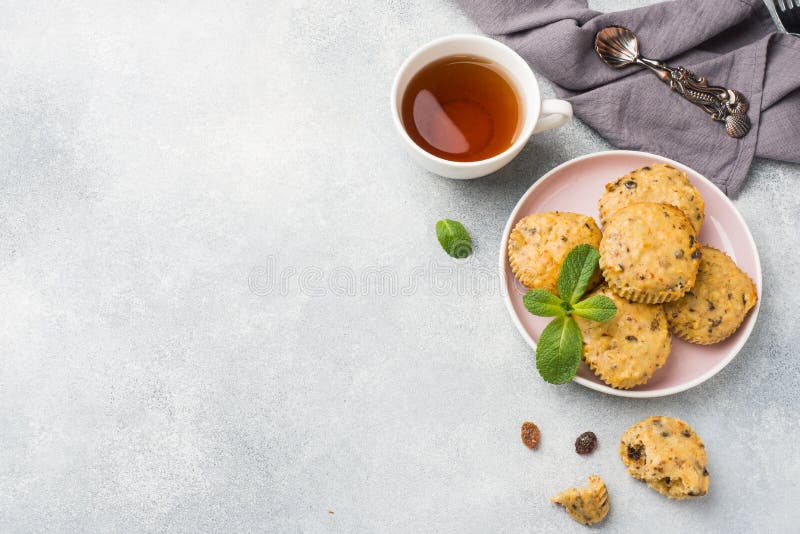 Muffin vegetariani della farina d'avena con i mirtilli ed i dadi su un piatto Spazio sano della copia della prima colazione di co fotografia stock libera da diritti Muffin vegetariani della farina d'avena con i mirtilli ed i dadi su un piatto Spazio sano della copia della prima colazione di co fotografia stock libera da diritti