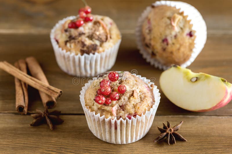 Muffin με τα καρυκεύματα μούρων ξύλινο νόστιμο σε έναν σπιτικό επιδορπίων φθινοπώρου Χριστουγέννων υποβάθρου στοκ εικόνα Muffin με τα καρυκεύματα μούρων ξύλινο νόστιμο σε έναν σπιτικό επιδορπίων φθινοπώρου Χριστουγέννων υποβάθρου στοκ εικόνα