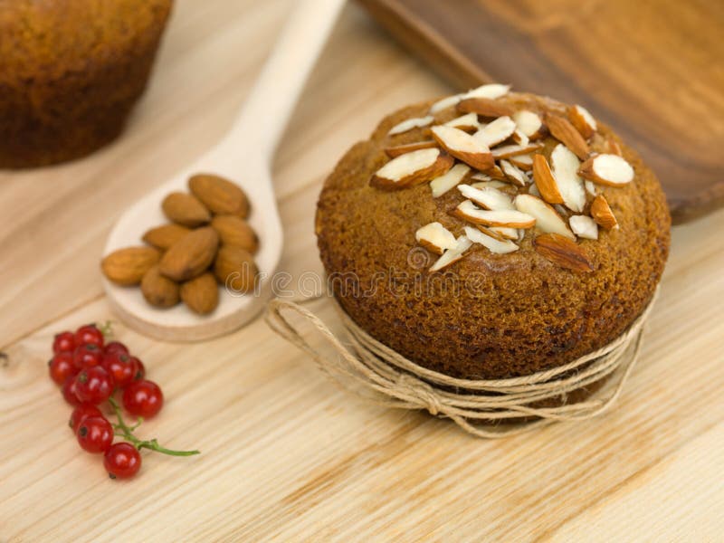 Muffin προγευμάτων με τα αμύγδαλα και redcurrants στοκ εικόνες με δικαίωμα ελεύθερης χρήσης Muffin προγευμάτων με τα αμύγδαλα και redcurrants στοκ εικόνες με δικαίωμα ελεύθερης χρήσης