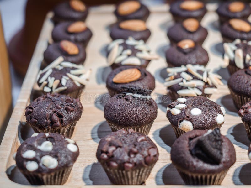 Muffin σοκολάτας που διακοσμείται με τα διαφορετικά συστατικά στην κορυφή στοκ φωτογραφία Muffin σοκολάτας που διακοσμείται με τα διαφορετικά συστατικά στην κορυφή στοκ φωτογραφία