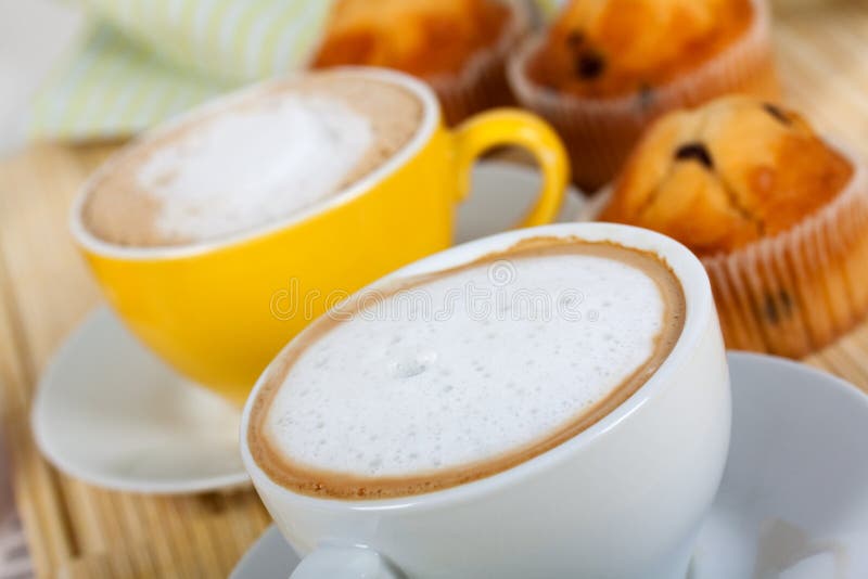 Muffiner för frukostcappuccinokaffe