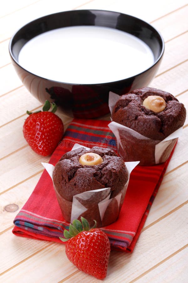 Muffins en aardbeien voor ontbijt stock afbeelding Muffins en aardbeien voor ontbijt stock afbeelding