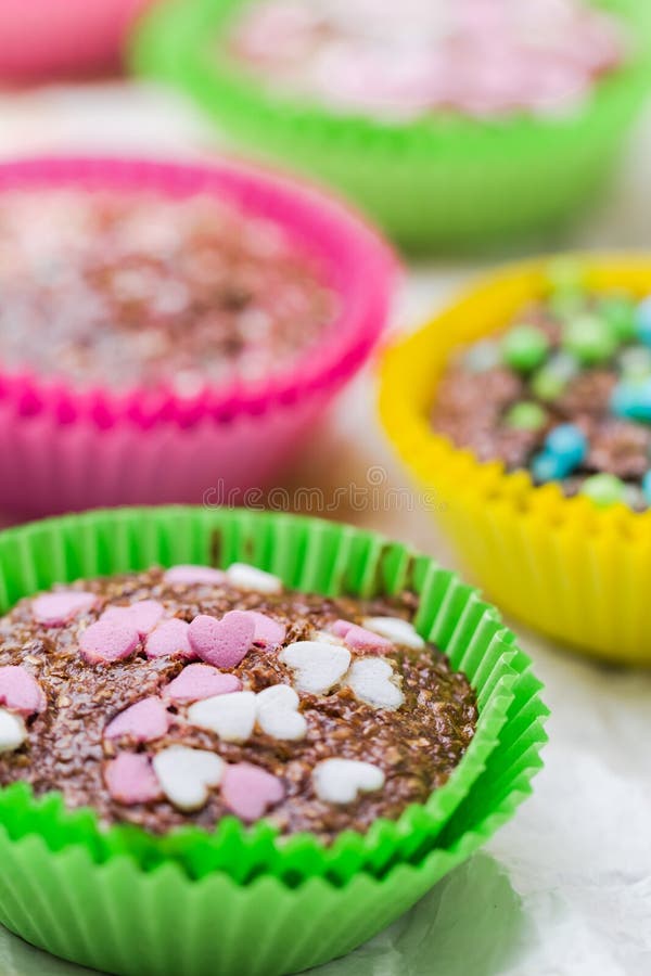 Muffins εραστών μπισκότων ζωηρόχρωμες καρδιές στοκ εικόνα Muffins εραστών μπισκότων ζωηρόχρωμες καρδιές στοκ εικόνα