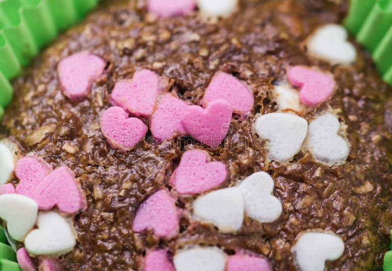 Muffins εραστών μπισκότων ζωηρόχρωμες καρδιές στοκ φωτογραφία Muffins εραστών μπισκότων ζωηρόχρωμες καρδιές στοκ φωτογραφία