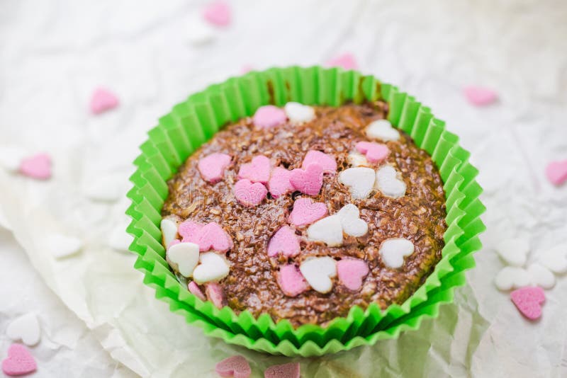 Muffins εραστών μπισκότων ζωηρόχρωμες καρδιές στοκ φωτογραφία με δικαίωμα ελεύθερης χρήσης Muffins εραστών μπισκότων ζωηρόχρωμες καρδιές στοκ φωτογραφία με δικαίωμα ελεύθερης χρήσης
