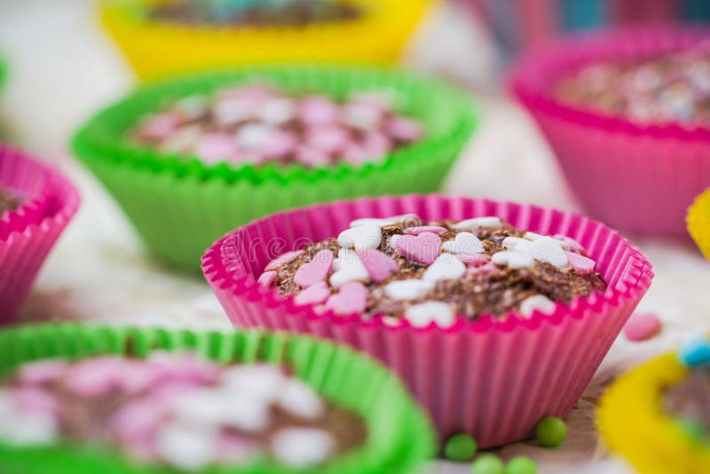 Muffins εραστών μπισκότων ζωηρόχρωμες καρδιές στοκ φωτογραφία με δικαίωμα ελεύθερης χρήσης Muffins εραστών μπισκότων ζωηρόχρωμες καρδιές στοκ φωτογραφία με δικαίωμα ελεύθερης χρήσης