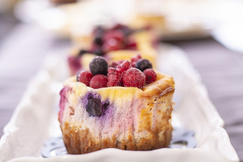 Muffins με το φρέσκες βακκίνιο, το βατόμουρο, το το βακκίνιο και τη φράουλα στοκ φωτογραφία με δικαίωμα ελεύθερης χρήσης Muffins με το φρέσκες βακκίνιο, το βατόμουρο, το το βακκίνιο και τη φράουλα στοκ φωτογραφία με δικαίωμα ελεύθερης χρήσης