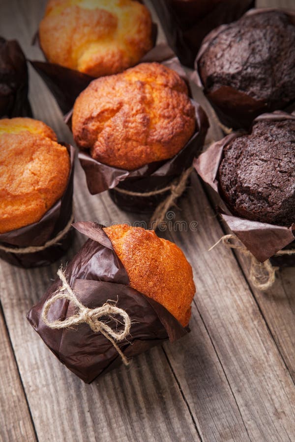 Muffins σοκολάτας στον ξύλινο πίνακα στοκ εικόνες