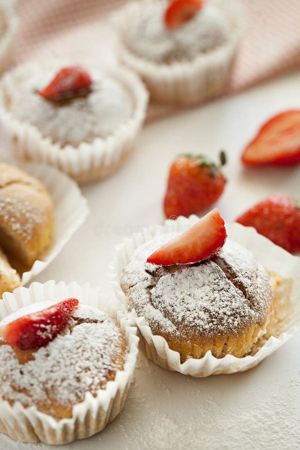 Muffins φραουλών για Mom στοκ φωτογραφίες με δικαίωμα ελεύθερης χρήσης Muffins φραουλών για Mom στοκ φωτογραφίες με δικαίωμα ελεύθερης χρήσης
