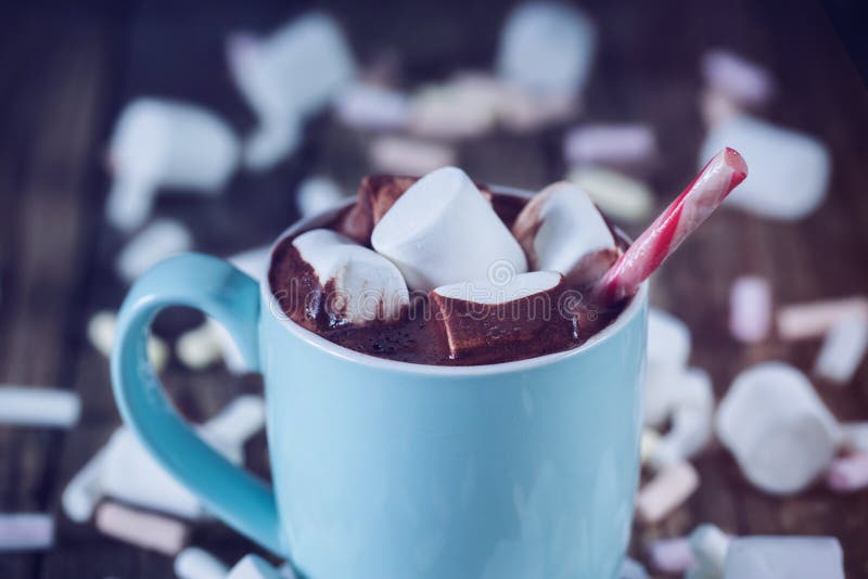 https://thumbs.dreamstime.com/b/mug-filled-hot-chocolate-marshmallow-candy-coseup-canes-44789333.jpg