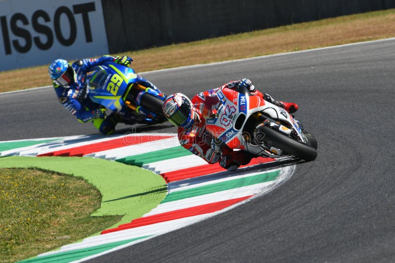 MUGELLO - ITALIË, 3 JUNI: Italiaanse Ducati-ruiter Andrea Dovizioso Win 2017 OAKLEY MotoGP GP van Italië op 3 JUNI, 2017 royalty-vrije stock afbeelding MUGELLO - ITALIË, 3 JUNI: Italiaanse Ducati-ruiter Andrea Dovizioso Win 2017 OAKLEY MotoGP GP van Italië op 3 JUNI, 2017 royalty-vrije stock afbeelding