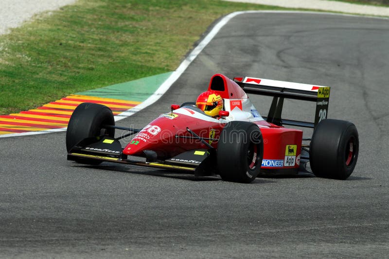 MUGELLO, las TIC, noviembre de 2007: el desconocido corre con Ferrari histórico F1 F93a 1993 ex Jean Alesi durante Finali Mondial foto de archivo MUGELLO, las TIC, noviembre de 2007: el desconocido corre con Ferrari histórico F1 F93a 1993 ex Jean Alesi durante Finali Mondial foto de archivo
