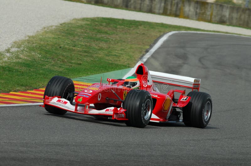 MUGELLO, ΤΠ, το Νοέμβριο του 2007: άγνωστο τρέξιμο με σύγχρονο Ferrari F1 κατά τη διάρκεια Finali Mondiali Ferrari 2007 στο κύκλω