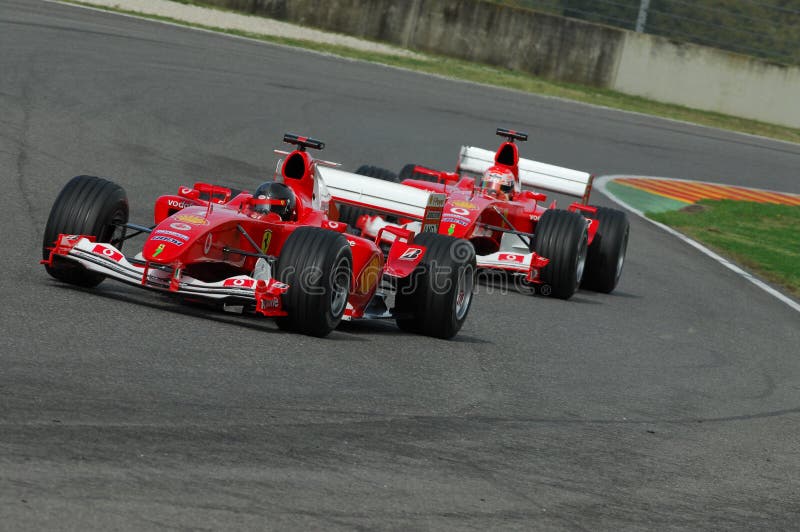 MUGELLO, ΤΠ, το Νοέμβριο του 2007: άγνωστο τρέξιμο με σύγχρονο Ferrari F1 κατά τη διάρκεια Finali Mondiali Ferrari 2007 στο κύκλω