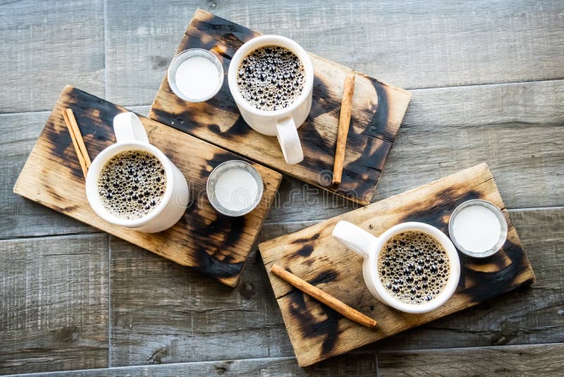 Tazas lleno tradicional mexicano canela cafetería través madera embalses.