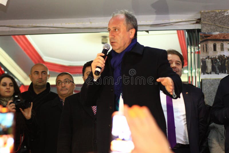 Muharrem Ince κατά τη διάρκεια της συνάθροισης εκλογής σε Maltepe στοκ εικόνα με δικαίωμα ελεύθερης χρήσης Muharrem Ince κατά τη διάρκεια της συνάθροισης εκλογής σε Maltepe στοκ εικόνα με δικαίωμα ελεύθερης χρήσης