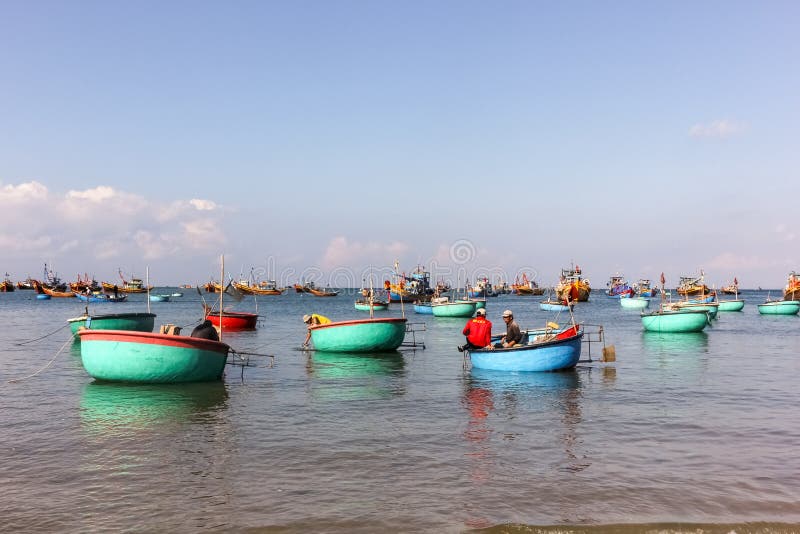 https://thumbs.dreamstime.com/b/mui-ne-vietnam-april-fishing-baskets-floating-waters-off-coast-village-south-259439330.jpg