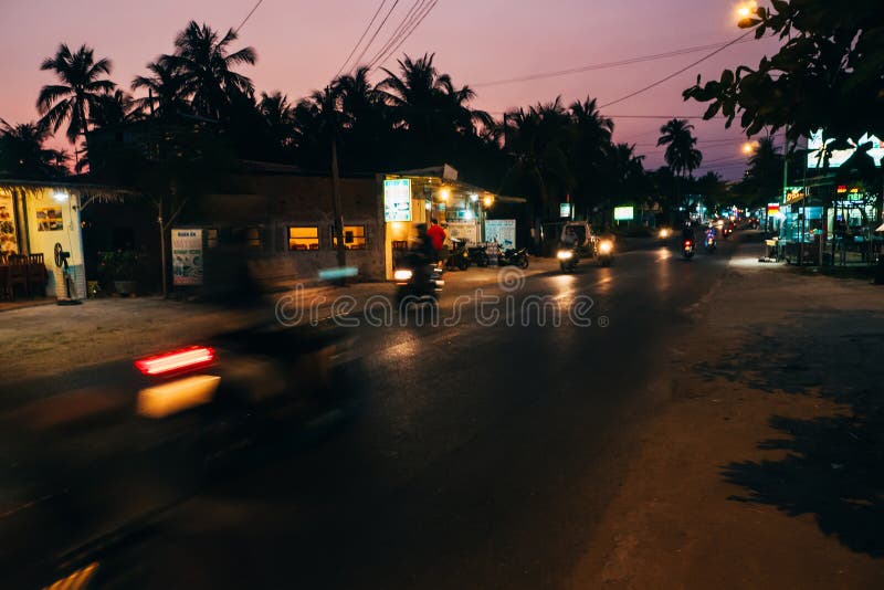 MUI-NE, VIETNAM - CIRCA MAART 2017: Vietnamese motorrit op de weg stock foto's MUI-NE, VIETNAM - CIRCA MAART 2017: Vietnamese motorrit op de weg stock foto's