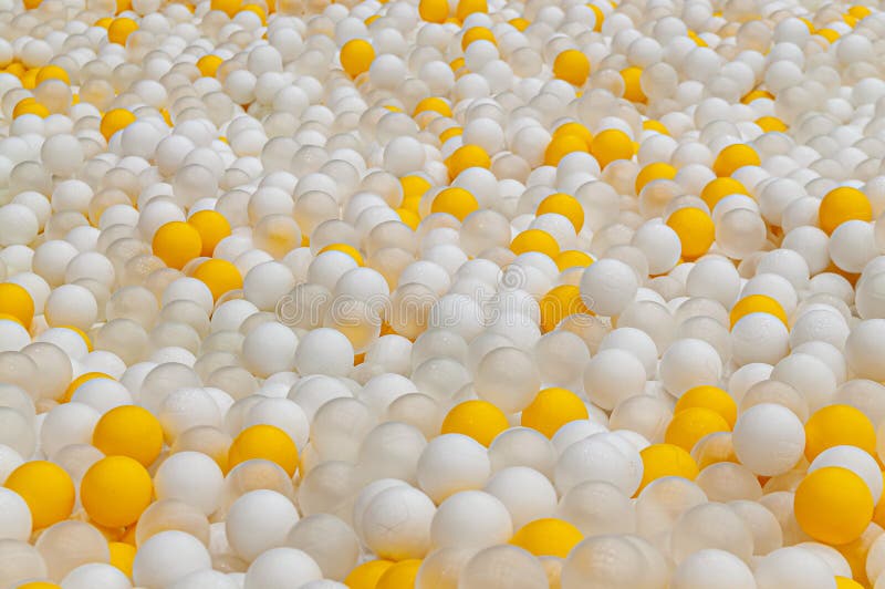 Braços De Criança Colecionando Bolas Coloridas Do Chão Em Uma Feira Imagem  de Stock - Imagem de fundo, esferas: 169800813